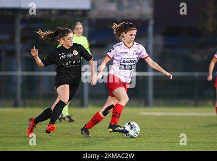 Zulte, Belgien. 26.. November 2022. Bente Verspeelt (7) von Woluwe mit Amber De Priester (6) von Zulte-Waregem während eines Fußballspiels zwischen SV Zulte - Waregem und WS Woluwe am 12.. Spieltag der Saison 2022 - 2023 der belgischen Lotto Womens Super League samstag , den 29 . Oktober 2022 in Zulte , Belgien . FOTO SPORTPIX | DAVID CATRY Kredit: David Catry/Alamy Live News Stockfoto