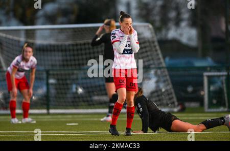 Zulte, Belgien. 26.. November 2022. Elke Van Gorp (14) von Zulte-Waregem sah deprimiert und enttäuscht aus während eines Fußballspiels zwischen SV Zulte - Waregem und WS Woluwe am 12.. Spieltag der Saison 2022 - 2023 der belgischen Lotto Womens Super League , samstag, den 29. Oktober 2022 in Zulte , Belgien . FOTO SPORTPIX | DAVID CATRY Kredit: David Catry/Alamy Live News Stockfoto