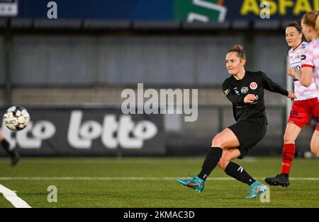 Zulte, Belgien. 26.. November 2022. Stefanie Deville (14) von Woluwe, dargestellt während eines Fußballspiels zwischen SV Zulte - Waregem und WS Woluwe am 12.. Spieltag der Saison 2022 - 2023 der belgischen Lotto Womens Super League am samstag, den 29. Oktober 2022 in Zulte , Belgien . FOTO SPORTPIX | DAVID CATRY Kredit: David Catry/Alamy Live News Stockfoto