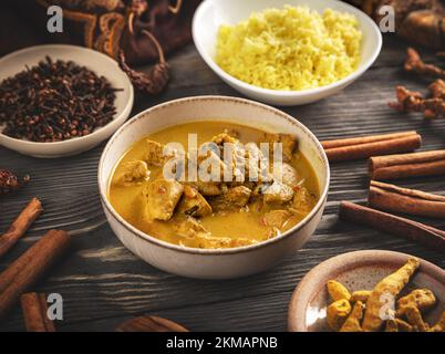 Hähnchen-Curry mit Jasminreis, indisches Speisekonzept Stockfoto
