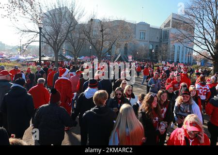 Kolumbus, Usa. 26.. November 2022. Fans von Ohio State Buckeyes begeben sich am Samstag, den 26. November 2022, zum Spiel Buckeyes gegen die Michigan Wolverines in Columbus, Ohio, zum Ohio Stadium. Foto: Aaron Josefczyk/UPI Credit: UPI/Alamy Live News Stockfoto