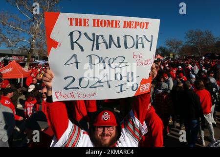 Kolumbus, Usa. 26.. November 2022. Ein Ohio State Buckeyes-Fan hält ein Schild vor dem Spiel Buckeyes gegen die Michigan Wolverines in Columbus, Ohio, am Samstag, den 26. November 2022. Foto: Aaron Josefczyk/UPI Credit: UPI/Alamy Live News Stockfoto