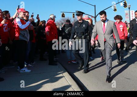 Kolumbus, Usa. 26.. November 2022. Der Cheftrainer von Ohio State Buckeyes, Ryan Day, geht am Samstag, den 26. November 2022, zum Ohio Stadium für das Spiel Buckeyes gegen die Michigan Wolverines in Columbus, Ohio. Foto: Aaron Josefczyk/UPI Credit: UPI/Alamy Live News Stockfoto