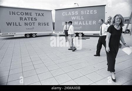 2 Reklametafeln, Neue Kampagne Zur Wahl Von Arbeitskräften 1997 Stockfoto