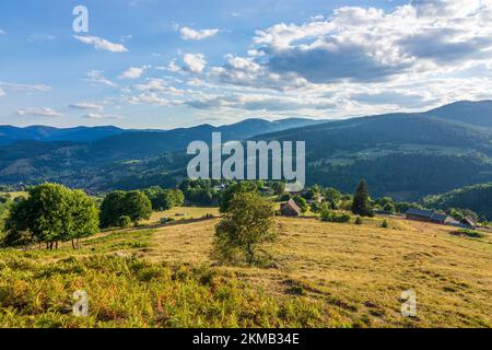 Vogesengebirge: Bauernhäuser am Col du Wettstein, Vogesen-Gebirge im Elsass, Haut-Rhin (Oberelsass), Frankreich Stockfoto