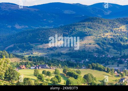 Vogesengebirge: Bauernhäuser am Col du Wettstein, Vogesen-Gebirge im Elsass, Haut-Rhin (Oberelsass), Frankreich Stockfoto