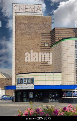 Das Harrogate Odeon ist ein historisches Kino in der Stadt Harrogate in North Yorkshire, England. Das Kino verfügt über eine Fassade im Art déco-Stil. Stockfoto