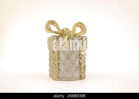 Weihnachtsschmuck im Hintergrund, Nahaufnahme, isoliertes Weihnachtsspielzeug Stockfoto
