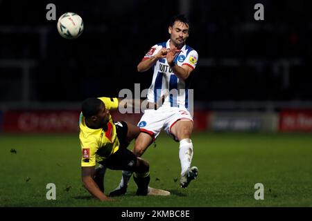 Harrogate Town's Kayne Ramsay (links) und Hartlepool United's Reghan Tumilty in Aktion beim Emirates FA Cup in der zweiten Runde im Suit Direct Stadium, Hartlepool. Foto: Samstag, 26. November 2022. Stockfoto