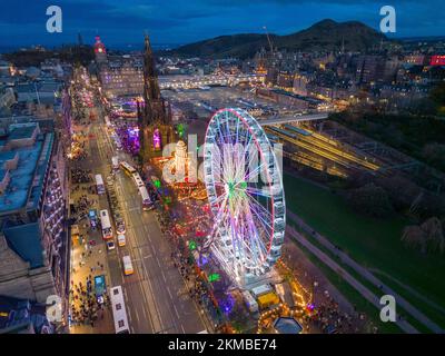 Edinburgh, Schottland, Großbritannien. 26.. November 2022 Nachtsicht auf den traditionellen Weihnachtsmarkt in den Princes Street Gardens, der am Freitag für die Wintersaison 2022 eröffnet wurde. Der Markt ist eine beliebte Touristenattraktion mit Messen, einem großen Rad und vielen Restaurants und Bars. Iain Masterton/Alamy Live News. Stockfoto