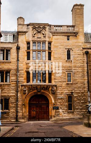 Kings Road Tor zum Kings College Cambridge University, Cambridge, England mit stilisierten Löwen und dem Motto Dieu et mon droit, Gott und meiner Rechten. Stockfoto
