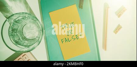 Schild mit der Angabe „wahr“ oder „FalseQuestion“. Unternehmen zeigen eine Reihe von Aussagen, die als wahr oder falsch markiert werden müssen Stockfoto