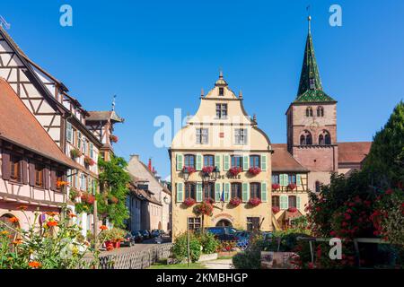 Turckheim (Türkheim): Rathaus, Kirche Sainte-Anne im Elsass, Haut-Rhin (Oberelsass), Frankreich Stockfoto