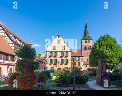 Turckheim (Türkheim): Rathaus, Kirche Sainte-Anne im Elsass, Haut-Rhin (Oberelsass), Frankreich Stockfoto