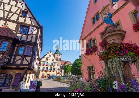 Turckheim (Türkheim): Rathaus, Kirche Sainte-Anne, Brunnen im Elsass, Haut-Rhin (Oberelsass), Frankreich Stockfoto
