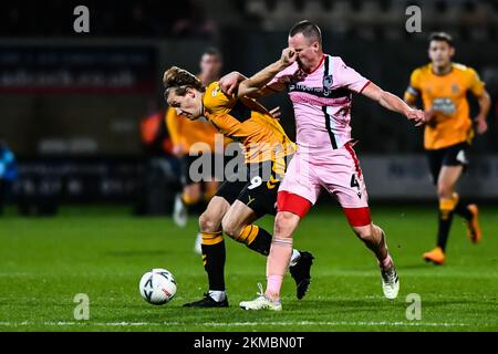 Cambridge, Großbritannien. 25.. November 2022. Joe Ironside (9 Cambridge United), herausgefordert von Kieran Green (4 Grismby) während des zweiten Fußballspiels des FA Cup zwischen Cambridge United und Grimsby Town im R Costings Abbey Stadium, Cambridge, am Freitag, den 25.. November 2022. (Kredit: Kevin Hodgson | MI News) Kredit: MI News & Sport /Alamy Live News Stockfoto