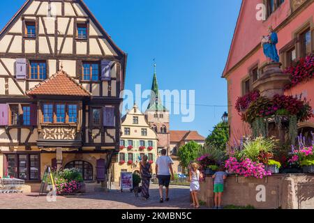 Turckheim (Türkheim): Rathaus, Kirche Sainte-Anne, Brunnen im Elsass, Haut-Rhin (Oberelsass), Frankreich Stockfoto
