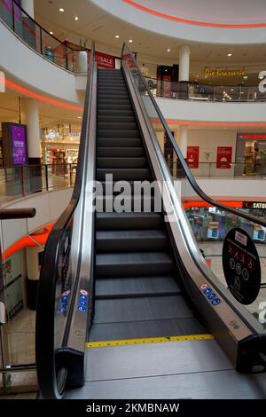 Leverkusen, Deutschland Aug 17 2020 - eine der Rolltreppen im größten Einkaufszentrum von Leverkusen, der Rathaus-Galerie Leverkusen. Stockfoto