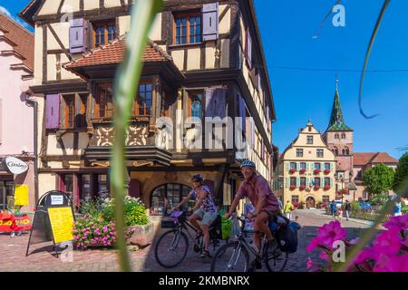 Turckheim (Türkheim): Rathaus, Kirche Sainte-Anne, Radfahrer im Elsass, Haut-Rhin (Oberelsass), Frankreich Stockfoto