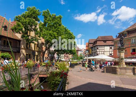 Colmar (Colmer, Kolmar) : Place de l'Ancienne-Douane (alter Zollplatz) mit Schwendi-Brunnen, Altstadt Elsass, Haut-Rhin Oberelsass, Stockfoto