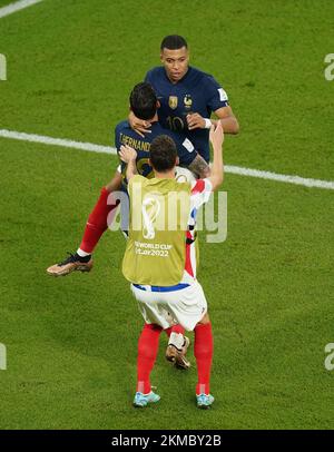 Der französische Kylian Mbappe (oben) feiert mit seinen Teamkollegen, dem französischen Theo Hernandez (links) und Benjamin Pavard, nachdem er während des FIFA-Weltmeisterschaftsspiels Gruppe D im Stadium 974 in Doha, Katar, das erste Tor seiner Seite erzielt hat. Foto: Samstag, 26. November 2022. Stockfoto