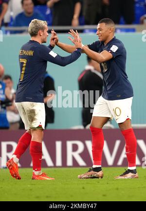 Der französische Kylian Mbappe (rechts) feiert mit dem französischen Antoine Griezmann, nachdem er während des Gruppenspiels der FIFA-Weltmeisterschaft Gruppe D im Stadium 974 in Doha, Katar, das erste Tor seiner Seite erzielt hat. Foto: Samstag, 26. November 2022. Stockfoto