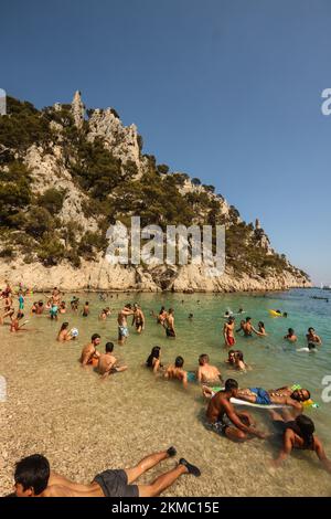 Calanque d'en-Vau,Strand,Baden,nur,zugänglich,zu Fuß,Kajak,oder,Boot.Calanque, Marseille,Calanques von Marseille,Calanques Nationalpark,Marseille,Kommune in, Bouches-du-Rhône, die zweitgrößte Stadt Frankreichs, Marseille, ist die Präfektur des französischen Departements Bouches und du-Rhône Der Region Provence-Alpes-Côte d'Azur. Südfrankreich, Frankreich, Frankreich, zweitgrößte Stadt Frankreichs, August, Sommer, Europa, Europa, die Klippen der Calanques sind ein Naturwunder eingebettet zwischen Marseille und Cassis. Diese einzigartige und atemberaubende Landschaft ist ein absolutes muss in Marseille!Aug Stockfoto