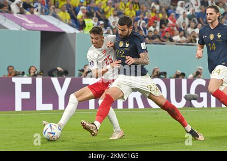 LINDSTROEM Jesper (DEN), Action, Duels gegen HERNANDEZ Theo (FRA). Game 23, Gruppe D Frankreich (FRA) – Dänemark (DEN) am 26.. November 2022, Stadion 974 Fußball-Weltmeisterschaft 20122 in Katar ab November 20.. - 18.12.2022? Stockfoto