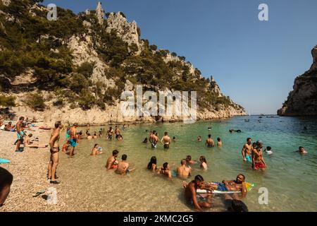 Calanque d'en-Vau,Strand,Baden,nur,zugänglich,zu Fuß,Kajak,oder,Boot.Calanque, Marseille,Calanques von Marseille,Calanques Nationalpark,Marseille,Kommune in, Bouches-du-Rhône, die zweitgrößte Stadt Frankreichs, Marseille, ist die Präfektur des französischen Departements Bouches und du-Rhône Der Region Provence-Alpes-Côte d'Azur. Südfrankreich, Frankreich, Frankreich, zweitgrößte Stadt Frankreichs, August, Sommer, Europa, Europa, die Klippen der Calanques sind ein Naturwunder eingebettet zwischen Marseille und Cassis. Diese einzigartige und atemberaubende Landschaft ist ein absolutes muss in Marseille!Aug Stockfoto