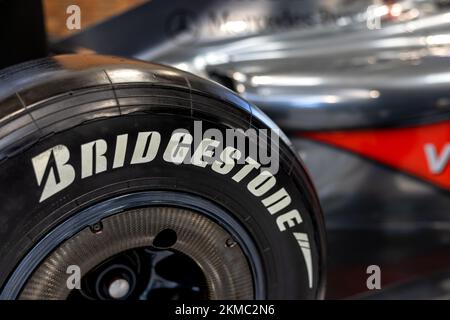 McLaren MP4-24 von Lewis Hamilton, ausgestellt beim Oktober Scramble, der am 9.. Oktober 2022 im Bicester Heritage Centre stattfindet Stockfoto