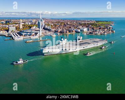 Der Flugzeugträger der Royal Navy, HMS Queen Elizabeth, fährt in den Hafen von Portsmouth ein. Stockfoto