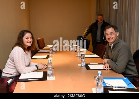 Oleksandra Sasha Romanova und Premierminister Alexander De Croo bildeten während eines Treffens mit den Nobelpreisträgern des Bürgerrechtszentrums 2022, der Exekutivdirektorin von Oleksandra Sasha Romanova, während eines Besuchs in Kiew, Ukraine, am Samstag, den 26. November 2022. Premierminister De Croo und Außenminister Lahbib kamen am Samstag zu einem unangekündigten Besuch in der ukrainischen Hauptstadt Kiew an. Vor neun Monaten marschierte Russland in das Nachbarland ein. Belgien wird der Ukraine zusätzliche Unterstützung gewähren. De Croo und Lahbib nutzen den Besuch, um zusätzliche belgische Unterstützung in Höhe von rund 37,4 Mio. € anzukündigen Stockfoto