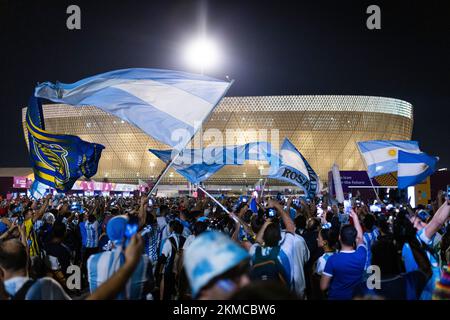 Doha, Katar. 26.. November 2022. Argentinien Fan vor dem Lusail Stadium Argentinien - Mexiko Weltmeisterschaft 2022 in Katar 26.11.2022 Kredit: Moritz Müller/Alamy Live News Stockfoto