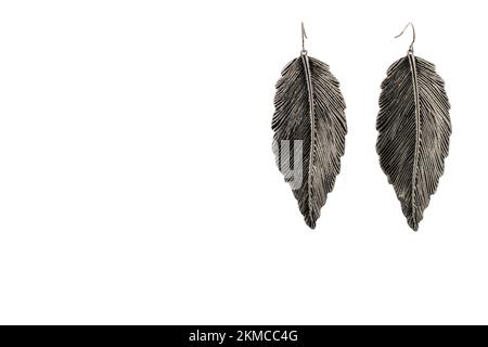 Foto von stilvollen Ohrringen im Hintergrund Stockfoto