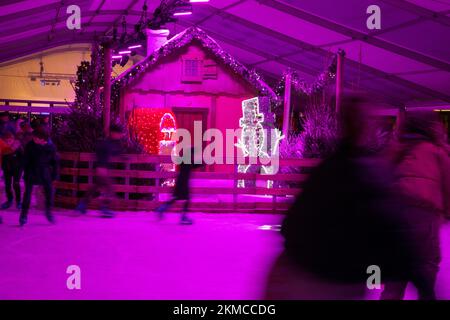 Das Bild zeigt die Eislaufbahn (Schaatspiste - patinoire) während des "Winterpret - Plaisirs d'Hiver", dem Weihnachtsmarkt im Stadtzentrum von Brüssel, Samstag, den 26. November 2022. BELGA FOTO NICOLAS MAETERLINCK Stockfoto