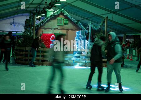 Das Bild zeigt die Eislaufbahn (Schaatspiste - patinoire) während des "Winterpret - Plaisirs d'Hiver", dem Weihnachtsmarkt im Stadtzentrum von Brüssel, Samstag, den 26. November 2022. BELGA FOTO NICOLAS MAETERLINCK Stockfoto