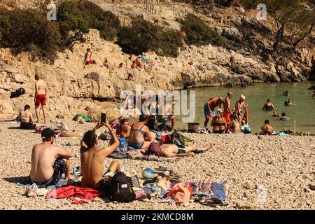 Calanque de Port Pin,Port Pin,Port Pin Beach,Sandy,Beach,Tour Boots,and,Cliffs.Marseille,Calanques von Marseille,Calanques National Park,Marseille,Commune in, Bouches-du-Rhône, die zweitgrößte Stadt Frankreichs, Marseille, ist die Präfektur des französischen Departements Bouches-du-Rhône, und der Hauptstadt Der Region Provence-Alpes-Côte d'Azur. Südfrankreich, Frankreich, Frankreich, zweitgrößte Stadt Frankreichs, August, Sommer, Europa, Europa, die Klippen der Calanques sind ein Naturwunder eingebettet zwischen Marseille und Cassis. Diese einzigartige und atemberaubende Landschaft. Stockfoto