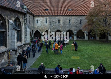Naumburg, Deutschland. 26.. November 2022. Im Innenhof der Naumburger Kathedrale St. Peter und Paul stehen zusammen am Vorabend des ersten Adventes. Zahlreiche Institutionen, Unternehmen und Privatpersonen öffnen ihre Höfe am ersten Adventswochenende in Naumburg. Besucher können Bereiche sehen, die ansonsten nicht sichtbar sind. Kredit: Frank Hammerschmidt/dpa/Alamy Live News Stockfoto
