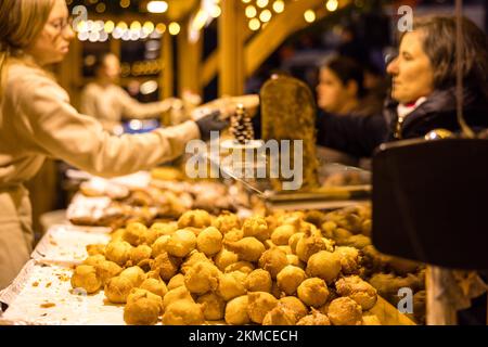 Naumburg, Deutschland. 26.. November 2022. Auf dem Naumburger Weihnachtsmarkt liegen verschiedene süße Backwaren an einem Stand. Neben dem Weihnachtsmarkt haben zahlreiche Institutionen sowie Unternehmen und Privatpersonen ihre Höfe am ersten Adventswochenende in Naumburg eröffnet. Besucher sehen hier teilweise Bereiche, die ansonsten verborgen bleiben. Kredit: Frank Hammerschmidt/dpa/Alamy Live News Stockfoto