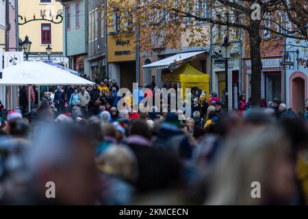 Naumburg, Deutschland. 26.. November 2022. Menschen gehen durch das Stadtzentrum von Naumburg. Zahlreiche Institutionen sowie Unternehmen und Privatpersonen öffnen ihre Höfe am ersten Adventswochenende in Naumburg. Besucher können Bereiche sehen, die ansonsten nicht sichtbar sind. Kredit: Frank Hammerschmidt/dpa/Alamy Live News Stockfoto