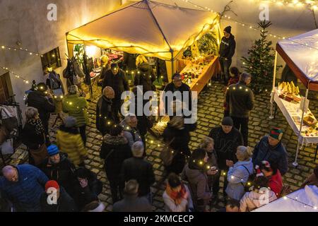 Naumburg, Deutschland. 26.. November 2022. Die Leute haben sich in einem weihnachtlich beleuchteten Innenhof versammelt. Zahlreiche Institutionen sowie Unternehmen und Privatpersonen öffnen ihre Höfe am ersten Adventswochenende in Naumburg. Besucher können manchmal Bereiche sehen, die ansonsten nicht sichtbar sind. Kredit: Frank Hammerschmidt/dpa/Alamy Live News Stockfoto