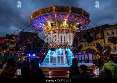 Naumburg, Deutschland. 26.. November 2022. Ein Karussell dreht sich auf dem Naumburger Weihnachtsmarkt. Neben dem Weihnachtsmarkt haben zahlreiche Institutionen sowie Unternehmen und Privatpersonen ihre Höfe am ersten Adventswochenende in Naumburg eröffnet. Besucher können Bereiche sehen, die ansonsten nicht sichtbar sind. Kredit: Frank Hammerschmidt/dpa/Alamy Live News Stockfoto