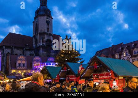 Naumburg, Deutschland. 26.. November 2022. Viele Menschen haben sich auf dem Naumburger Weihnachtsmarkt versammelt. Neben dem Weihnachtsmarkt haben zahlreiche Institutionen sowie Geschäfts- und Privatleute ihre Höfe am ersten Adventswochenende in Naumburg eröffnet. Besucher sehen hier teilweise Bereiche, die ansonsten verborgen bleiben. Kredit: Frank Hammerschmidt/dpa/Alamy Live News Stockfoto