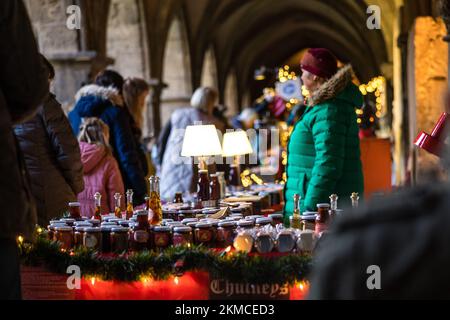 Naumburg, Deutschland. 26.. November 2022. Im Kloster der Naumburger Kathedrale von St. Peter und Paul, Brotaufstriche werden an einem Stand verkauft. Zahlreiche Institutionen sowie Unternehmen und Privatpersonen öffnen ihre Höfe am ersten Adventswochenende in Naumburg. Besucher können Bereiche sehen, die ansonsten nicht sichtbar sind. Kredit: Frank Hammerschmidt/dpa/Alamy Live News Stockfoto