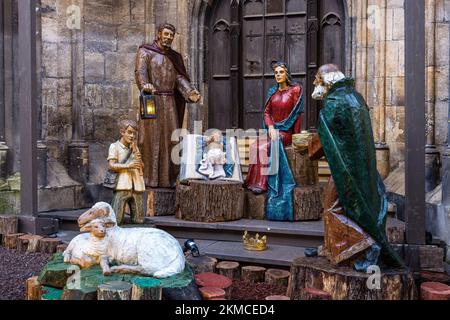 Naumburg, Deutschland. 26.. November 2022. Im Innenhof der Wenzelskirche befinden sich Krippenfiguren aus der Weihnachtsgeschichte. Zahlreiche Institutionen sowie Unternehmen und Privatpersonen öffnen ihre Höfe am ersten Adventswochenende in Naumburg. Besucher können Bereiche sehen, die ansonsten nicht sichtbar sind. Kredit: Frank Hammerschmidt/dpa/Alamy Live News Stockfoto