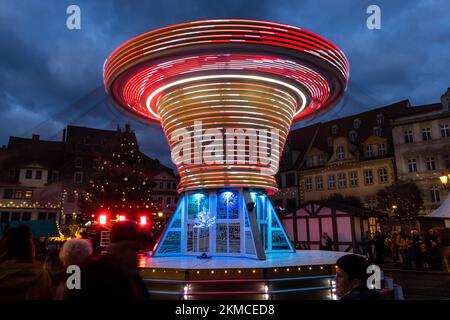 Naumburg, Deutschland. 26.. November 2022. Ein Karussell dreht sich auf dem Naumburger Weihnachtsmarkt (lange Belichtung). Neben dem Weihnachtsmarkt haben zahlreiche Institutionen sowie Unternehmen und Privatpersonen ihre Höfe am ersten Adventswochenende in Naumburg eröffnet. Besucher können Bereiche sehen, die ansonsten nicht sichtbar sind. Kredit: Frank Hammerschmidt/dpa/Alamy Live News Stockfoto