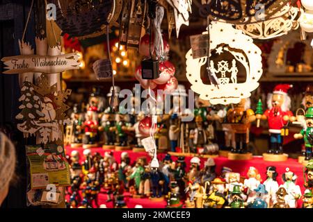 Naumburg, Deutschland. 26.. November 2022. Weihnachtsfiguren aus Holz werden auf dem Naumburger Weihnachtsmarkt verkauft. Neben dem Weihnachtsmarkt haben zahlreiche Institutionen sowie Unternehmen und Privatpersonen ihre Höfe am ersten Adventswochenende in Naumburg eröffnet. Besucher können hier manchmal Bereiche sehen, die ansonsten verborgen sind. Kredit: Frank Hammerschmidt/dpa/Alamy Live News Stockfoto