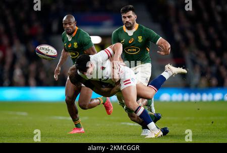 Englands Marcus Smith (rechts) wird während des internationalen Fußballspiels im Herbst im Twickenham Stadium, London, von Südafrikas Evan Roos (links) angegriffen. Foto: Samstag, 26. November 2022. Stockfoto