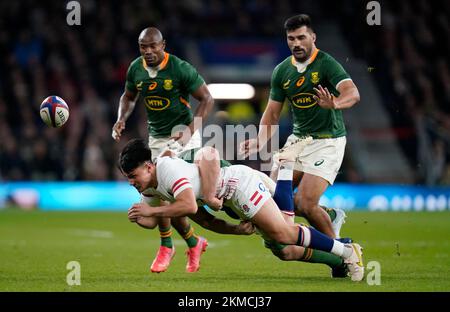 Englands Marcus Smith (rechts) wird während des internationalen Fußballspiels im Herbst im Twickenham Stadium, London, von Südafrikas Evan Roos (links) angegriffen. Foto: Samstag, 26. November 2022. Stockfoto