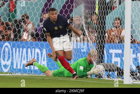 Der französische Kylian Mbappe feiert seine Feier, nachdem er am Samstag, den 26. November 2022, im Stadion 974 in Doha, Bundesstaat Katar, bei einem Fußballspiel zwischen Frankreich und Dänemark in Gruppe D der FIFA-Weltmeisterschaft 2022 einen Treffer erzielt hat. BELGA PHOTO VIRGINIE LEFOUR Stockfoto